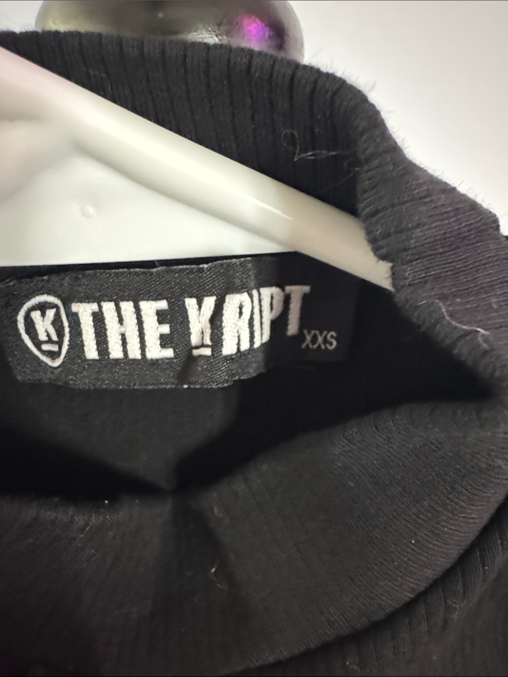 Black Ribbed Keyhole Crop Tank Top - Picture 3 of 3